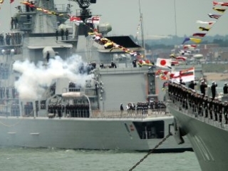 Вьетнамский сухогруз врезался в два японских эсминца, стоявших на якорях в порту Хошимин