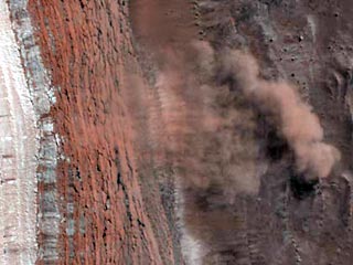 Американский космический корабль, исследующий поверхность Марса, впервые зафиксировал на снимках ряд активных лавин в районе северного полюса планеты