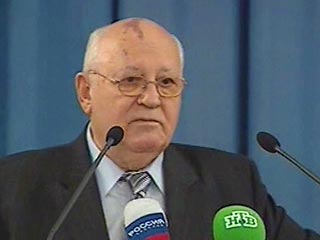 Горбачев: для решения поставленных задач Путину и Медведеву нужна демократия