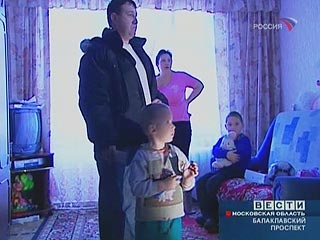 На юге Москвы в среду принудительно выселят из квартиры семью Исхаковых с двумя детьми. Глава семьи устроился работать дворником на одно из предприятий ЖКХ и получил служебное жилье