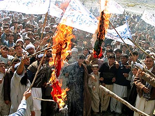На востоке Афганистана тысячи человек вышли на акцию протеста против датских карикатур на пророка Мухаммеда