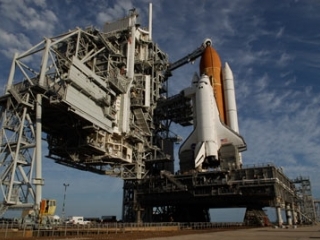 Последние приготовления к запуску шаттла Endeavour к Международной космической станции проводят в эти минуты на космодроме на мысе Канаверал (штат Флорида) специалисты NASA
