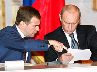 Владимир Путин и Дмитрий Медведев намерены обсудить с руководителями обеих палат Федерального собрания разработку законов, регулирующих формирования конструктивной оппозиции в России