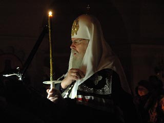 В затемненном храме, освещенном лишь свечами в руках прихожан, Патриарх читал Великий покаянный канон Андрея Критского