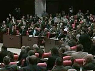 Накануне направления законопроекта в парламент Генпрокуратура предупреждала партию Эрдогана о недопустимости нарушения действующей конституции