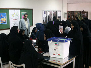 По прошествии трех часов после закрытия избирательных участков в Иране появились первые неофициальные итоги состоявшихся в пятницу в Исламской Республике выборов в меджлис (парламент) восьмого созыва
