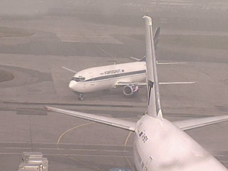 Почти два десятка самолетов, которые должны были приземлиться утром в московских аэропортах, были отправлены на запасные аэродромы из-за сильного тумана в Москве