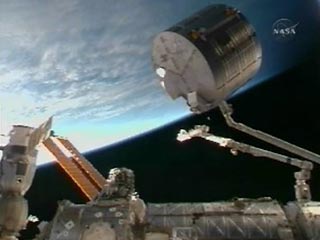 Астронавты пристыкованного к Международной космической станции (МКС) шаттла Endeavour начали второй выход в космос, в ходе которого продолжат работы по монтажу канадского робота-манипулятора Dextre