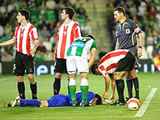Матч 28-го тура футбольного чемпионата Испании между "Бетисом" и "Атлетиком" из Бильбао был остановлен на 81-й минуте из-за болельщиков