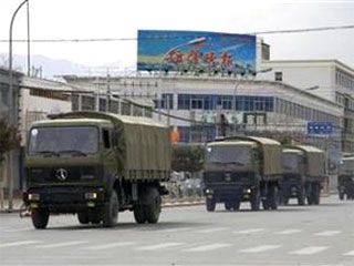 Китайская армия в воскресенье перебросила армейские подразделения к городу Лхаса и его окрестностям, где в течении недели проходили манифестации тибетцев и беспорядки