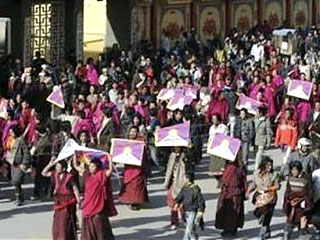 В связи с беспорядками, прокатившимися в последние дни по Тибету, китайские власти  предложили иностранным туристам покинуть этот регион и приостановили выдачу разрешений на посещение Тибета иностранным гражданам
