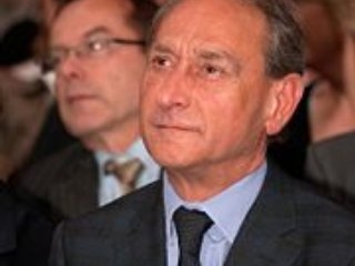 Парижский мэр-социалист Бертран Деланоэ одержал убедительную победу на муниципальных выборах, второй тур которых прошел во Франции