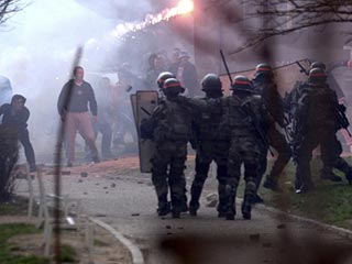 В Косовской-Митровице (север Косово) подразделения полиции ООН и военнослужащие KFOR взяли штурмом здание окружного суда, которое с 15 марта было захвачено группой юристов-сербов