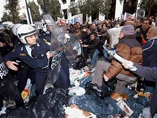 Греческие мусорщики захватили афинскую мэрию, протестуя против планов реформы пенсионной системы