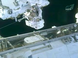 Астронавты Рик Линнехан и Роберт Бенкен завершили третий из пяти запланированных выходов в открытый космос в рамках полета шаттла Endeavour к Международной космической станции