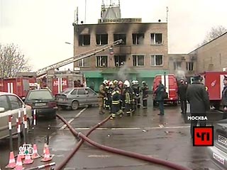 В Москве при пожаре в автошколе погиб человек