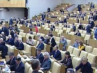 Госдума в пятницу обсудит законопроект, запрещающий отсутствующим на заседаниях депутатам передавать свои карточки для голосования коллегам