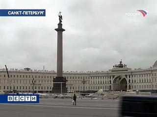 После разбора катка на Дворцовой площади с решетки Александровской колонны исчезли фигурки двуглавых орлов