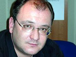 Лидер петербургского "Яблока" Максим Резник, отпущенный из-под ареста, дает первые комментарии прессе