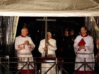 У римского Колизея собралось свыше 300 тыс. верующих для того, чтобы присутствовать на традиционном Крестном ходе, возглавляемом Папой Римским Бенедиктом XVI