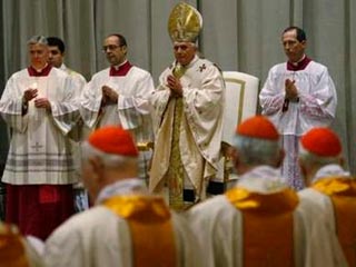 В Ватикане у собора Святого Петра накануне вечером была совершена торжественная месс. Ее возглавил Папа Римский Бенедикт XVI