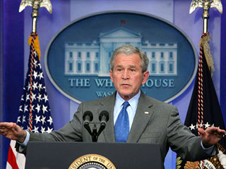 Большинство американцев разочарованы тем, как справляется со своими обязанностями президент США Джордж Буш
