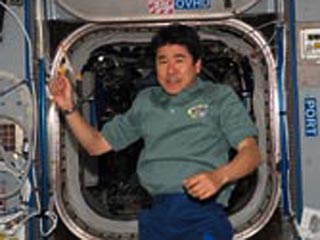 Входящий в экипаж шаттла Endeavour японец Такао Дои во время нахождения на борту Международной космической станции провел уникальный эксперимент по метанию бумеранга в условиях отсутствия гравитации