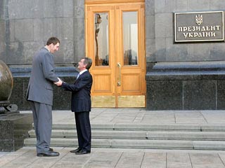 Президент Украины Виктор Ющенко вручил ключи от специально адаптированного автомобиля самому высокому человеку в мире, украинцу Леониду Стаднику