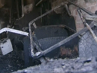 В результате пожара дом сгорел полностью, хозяин с сильными ожогами был доставлен в больницу, а находившиеся в доме мужчина и женщина погибли в огне