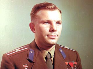 Стали известны новые подробности гибели первого космонавта планеты Юрия Гагарина - у экипажа самолета вообще не было парашютов, стропы были не оборваны, а аккуратно обрезаны
