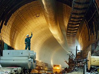 ЗАО "Инфраструктура", контролируемое Романом Абрамовичем, сегодня подпишет в Минтрансе контракт на строительство самой большой в мире машины для проходки тоннелей