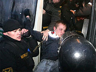 В Белоруссии в среду судят задержанных накануне участников несанкционированных акций оппозиции, состоявшихся вечером во вторник в Минске и жестко разогнанных силовиками