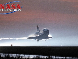 Американский космический корабль многоразового использования Endeavour благополучно приземлился на взлетно-посадочной полосе космодрома на мысе Канаверал