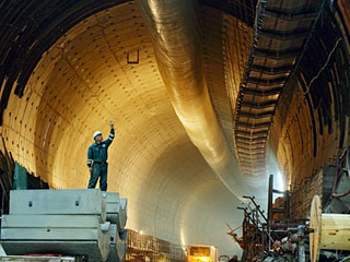Губернатор Чукотки Роман Абрамович купил за 80 млн фунтов самый большой на Земле "бур" &#8211; а точнее, тоннелепроходческий комплекс