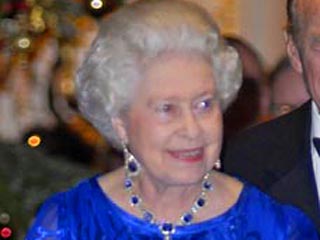 Британская королева Елизавета II отменила званный вечер по случаю 60-летней годовщины своей свадьбы, посчитав пышное празднование несвоевременным в период, когда экономике страны грозит спад