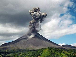 На Камчатке активизировался вулкан Карымский. В воскресенье он выбросил столб пепла и газа на высоту до семи километров