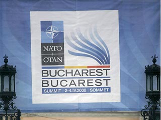 В Румынии во время саммита НАТО можно будет устраивать акции протеста, но только мирные, пообещал президент 