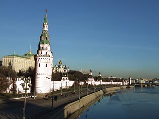 В Управлении делами Президента подготовлен проект перекраски Кремлевских стен - уже к 2009 году они из красного станут белыми