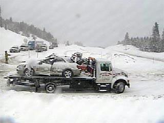 На федеральной автотрассе-70 в американском штате Колорадо в условиях сильного снегопада произошло столкновение 75 машин машин
