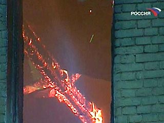 В Октябрьском районе Красноярска произошел пожар на чердаке пятиэтажного жилого дома, спасатели вывели из горящего здания 40 человек