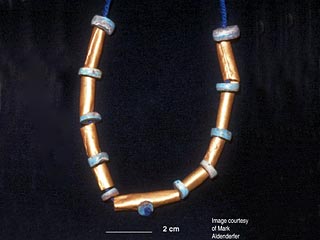 Ожерелье, найденное рядом с озером Титикака в Перу, имеет возраст 4 тысячи лет и является самым древним золотым артефактом с северного и южного американских материков
