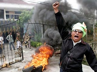 Новая акция протеста против антиисламской "Смуты": в Индонезии демонстранты громят консульство Нидерландов