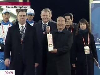 В пятницу рейсом из Стамбула, где прошел предыдущий этап, в Санкт-Петербург прибыла эстафета Олимпийского огня для Игр-2008 в Пекине
