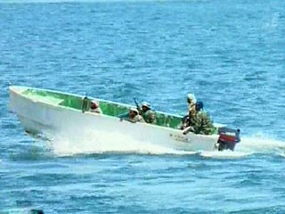 Около 30 членов команды французского круизного судна попали в заложники к пиратам у берегов Сомали