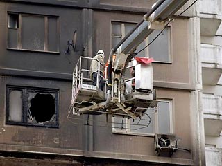 Взрыв в 22-этажном доме в Москве случился по вине двух студентов, которые дома изготавливали "средневековые" кольчуги, сообщил мэр Москвы Юрий Лужков.     