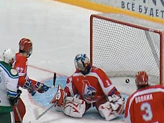 Уфимский "Салават Юлаев" на своем льду одержал победу над ярославским "Локомотивом" во втором матче финальной серии чемпионата России со счетом 2:0.