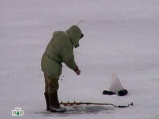 Два рыбака утонули, провалившись под лед, в Ленинградской области, еще 16 человек спасатели сняли со льда Ладожского озера