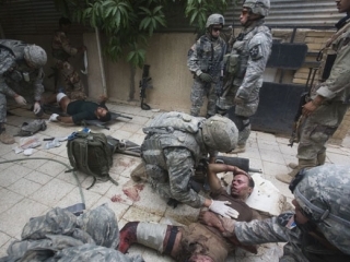 Трое американских военнослужащих погибли и более 30 получили ранения в воскресенье вечером в результате ракетного или минометного обстрелов "Зеленой зоны" в Багдаде, а также военной базы США Рустамия