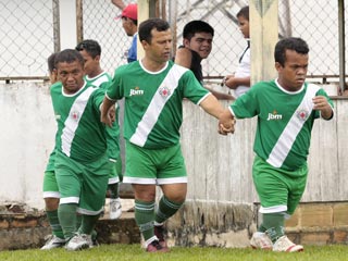В Бразилии собрали футбольную команду из карликов
