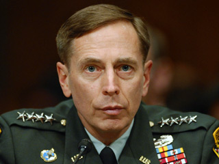 Командующий контингентом США генерал Дэвид Петрэус предложил приостановить в июле вывод войск из Ирака 